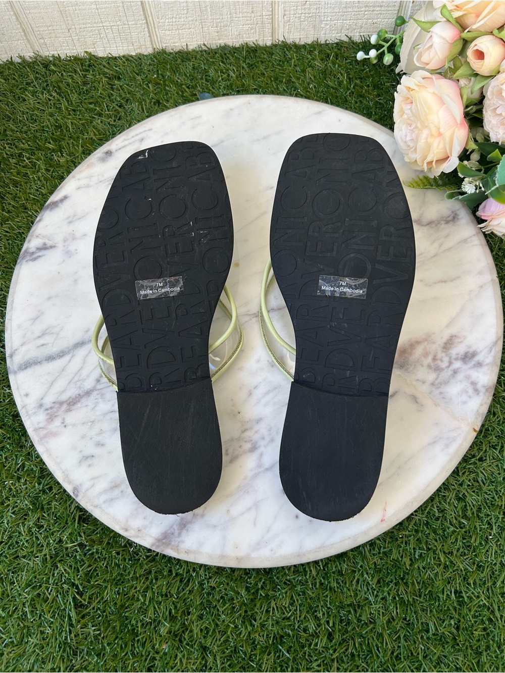 VERONICA BEARD 
Clea Jelly Flip-Flop Sandal
Jelly: Clear/Light Pistachio
Sz 7 - Picture 15 of 15